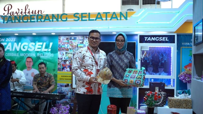Wakil Wali Kota Tangerang Selatan Pilar Saga Ichsan saat mamerkan Produk UMKM Tangsel
