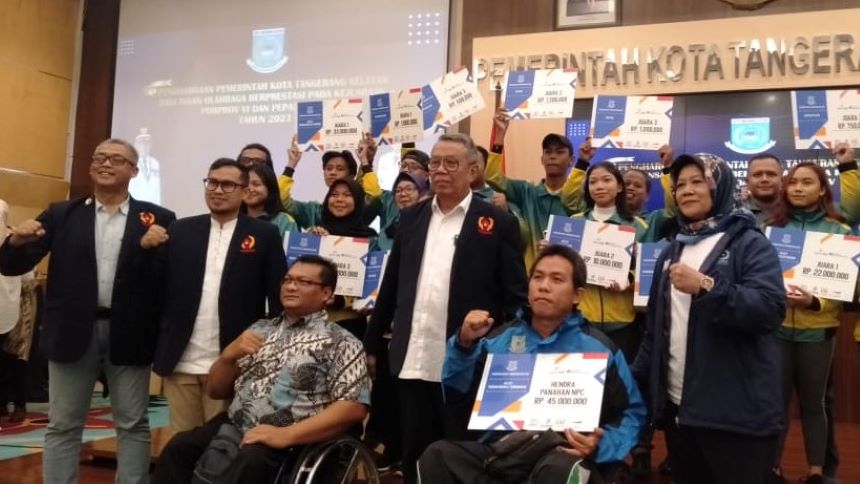 Wali Kota Tangerang Selatan Benyamin Davnie Menyerahkan Penghargaan Kepada Atlet yang Berprestasi